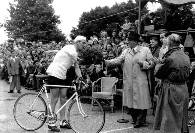 Huldiging van Gerrit Schulte als nationaal kampioen achtervolging door Burgemeester Loeff
