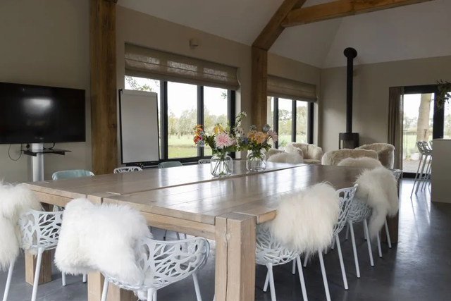 Vergaderruimte met tafel en stoelen