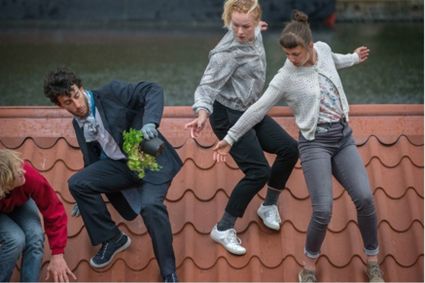 Dansers op een dak middenin het water