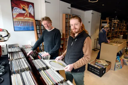 Hielko en Melle Meijer in hun vintage audiozaak Hifistereo.nl in Woerden tussen bakken met lp’s, platenspelers en hifi-apparatuur