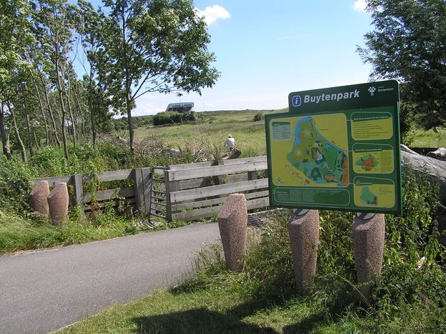 Ingang van het Buytenpark met een informatie bord en een weg.