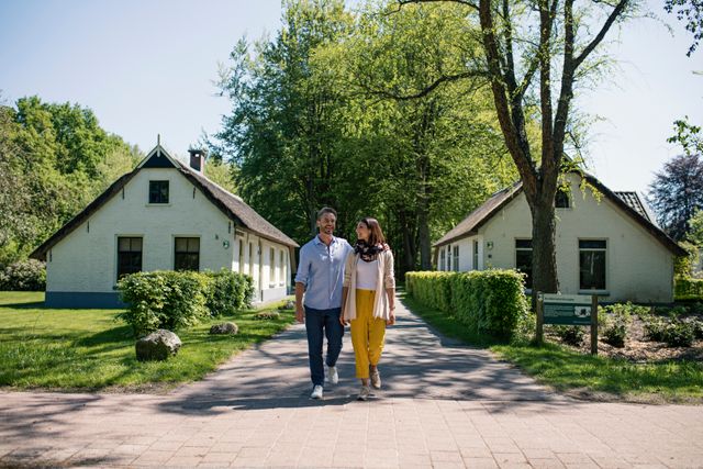 Een stel loopt tussen de koloniehuisjes in Frederiksoord door.