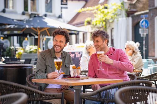 Twee mannen borrelen op de markt
