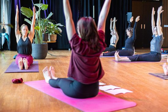 Poëzie & yoga met dichter Mia You