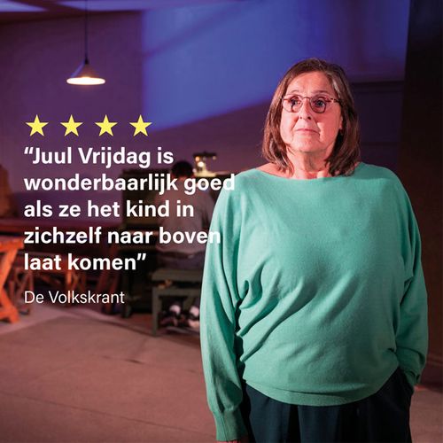 Een vrouw met een recensie erbij