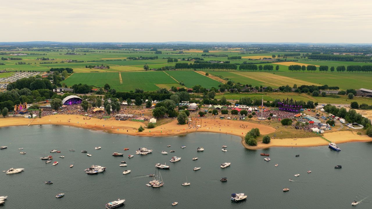 Drone-foto van het festival Dreamfields op Rhederlaag.