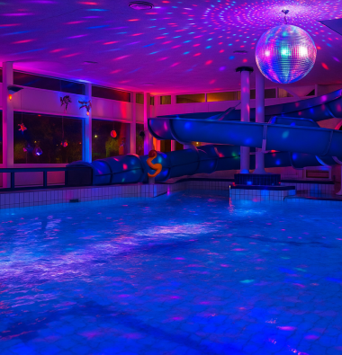 Versierde zwembad Batenstein Halloween pool party