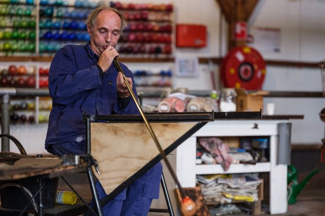 Glasblazer aan het werk in de glasblazerij van  het Nationaal Glasmuseum in Leerdam