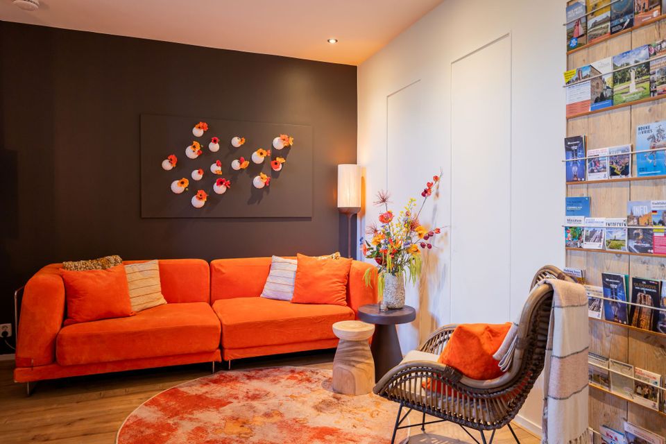 The beautifully decorated living room with wood-burning stove makes for long, warm evenings. Downstairs a luxurious bathroom, up on the mezzanine a comfortable bed awaits. With a sofa bed, Sinne fits a third guest.