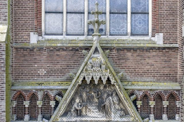 Een zandstenen beeldhouwwerk waarop Anna haar dochter Maria presenteert aan de kerk.