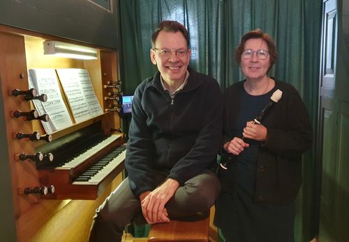 Een man een een vrouw met muziekinstrumenten