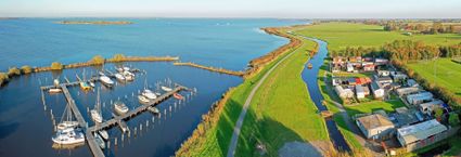 luchtfoto van tjeukemeer en haven