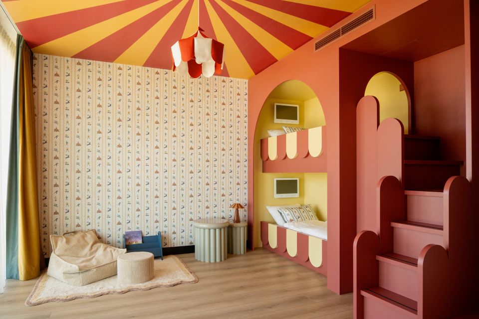 Hotel Van der Valk Woerden, Woerden, Groene Hart, kleurrijke familiesuite met speelse stapelbedden, circusinrichting, kinderhoek en comfortabele accommodatie voor een gezinsvakantie.