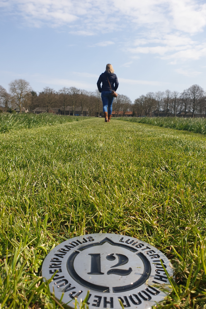 Luisterpunt in het gras voor de Luistertocht Het Pauperparadijs in Veenhuizen.