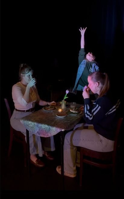 Theaterzaal Het Klooster in Woerden, Groene Hart, tijdens Talent XL Live met drie jonge acteurs aan tafel in een toneelscène met diner, kaarslicht en expressieve speelstijl onder podiumverlichting.