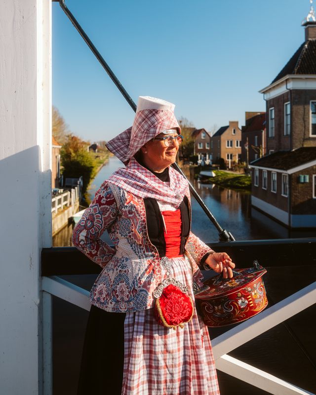 Mevrouw in klederdracht in Hindeloopen.