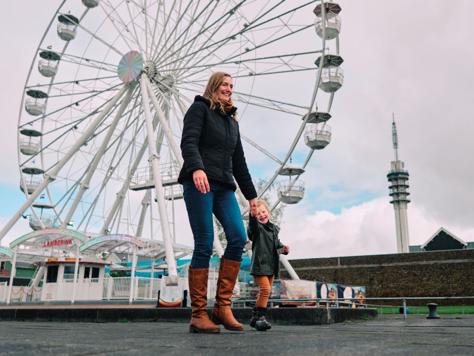 Reuzenrad Batavia Stad Fashion Outlet met moeder en zoon.