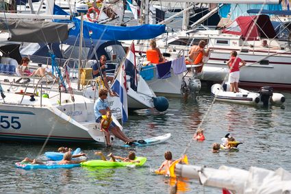 Kinderen zwemmen in drukke jachthaven VLieland
