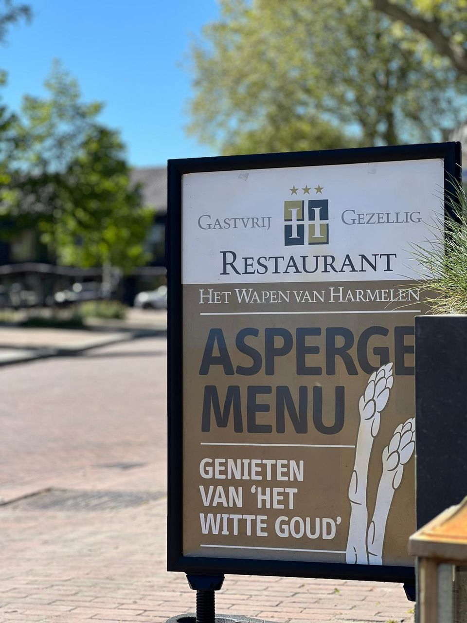 Restaurant Het Wapen van Harmelen in Harmelen, gemeente Woerden, Groene Hart. Reclamebord voor een aspergemenu met witte asperges voor het restaurant, culinair uit eten en seizoensgerechten in het Utrechtse poldergebied.