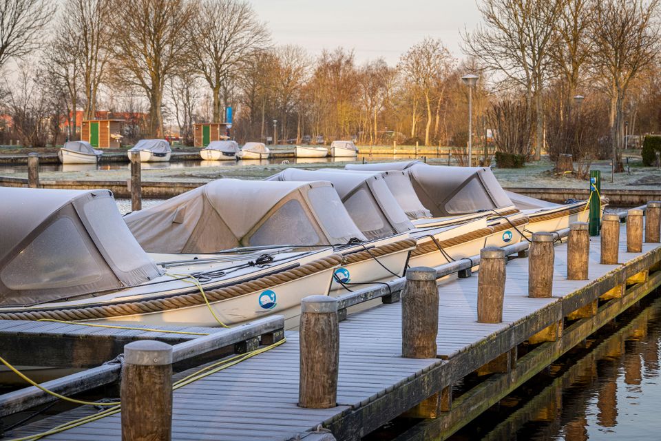 sloepen aan een steiger in de winter