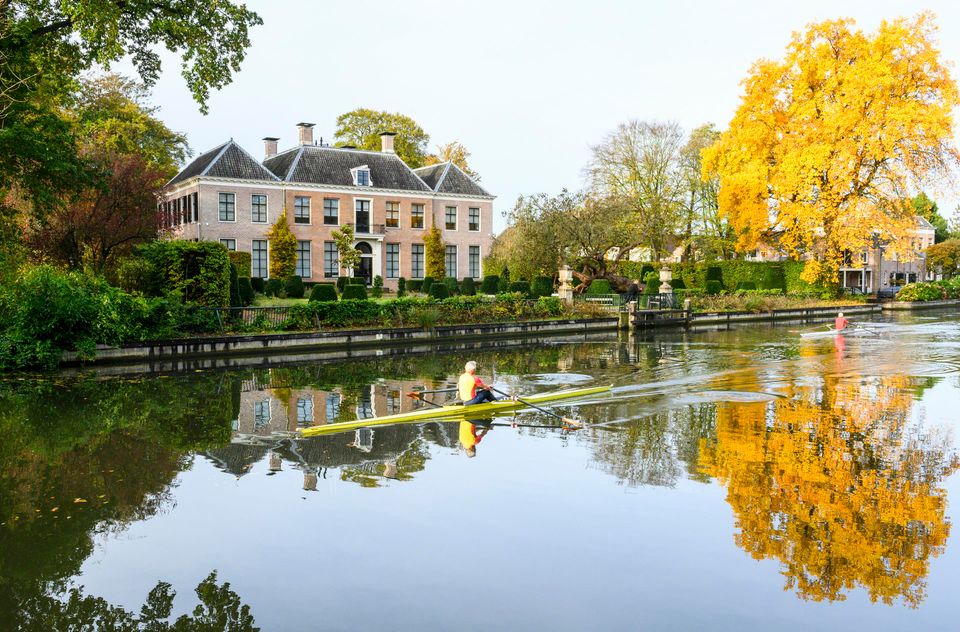 Breukelen buitenplaats Boom en Bosch met roeiers op de Vecht