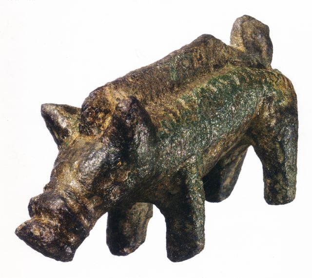 Prachtig bronzen zwijntje, gevonden op de vindplaats Uiversnest in Deest. 
Bron: Bergen, Janssen & Tuijn 2008.