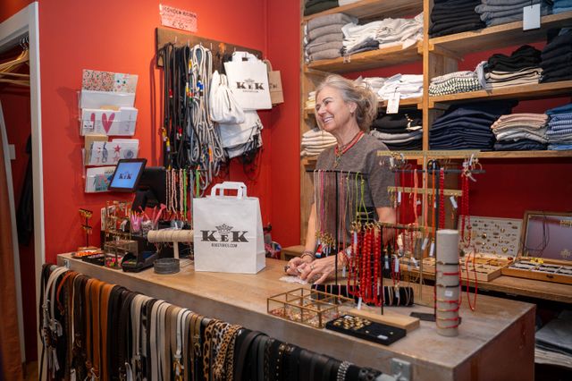 KEK Store interieur met eigenaar achter de toonbank