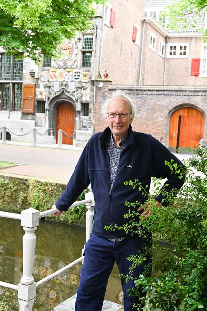 Foto Geert Poelgeest bij het de grachten in Delft.