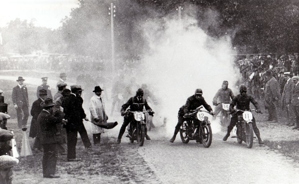 De start van de eerste T.T. races op 11 juli 1925 op de Grote Brink te Rolde. Namen zijn niet bekend.
