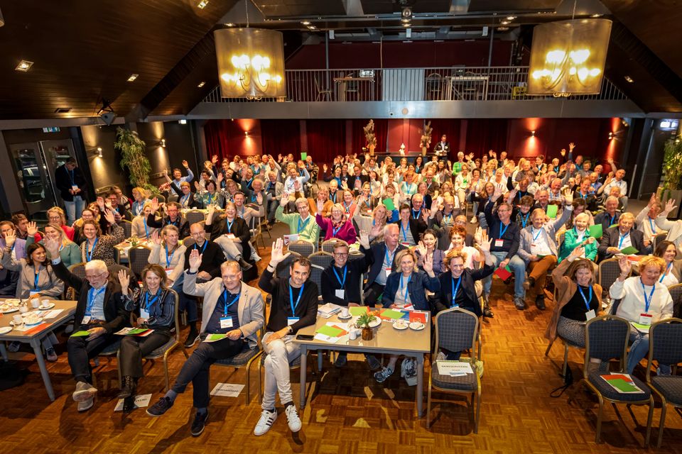Handen in de lucht voor een datagedreven toekomst tijdens ALV van VVV Waterland van Friesland in het Haske te Joure.