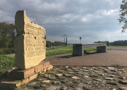 Replica van de grafsteen voor de legionair Marcus Mallius op de dijk.