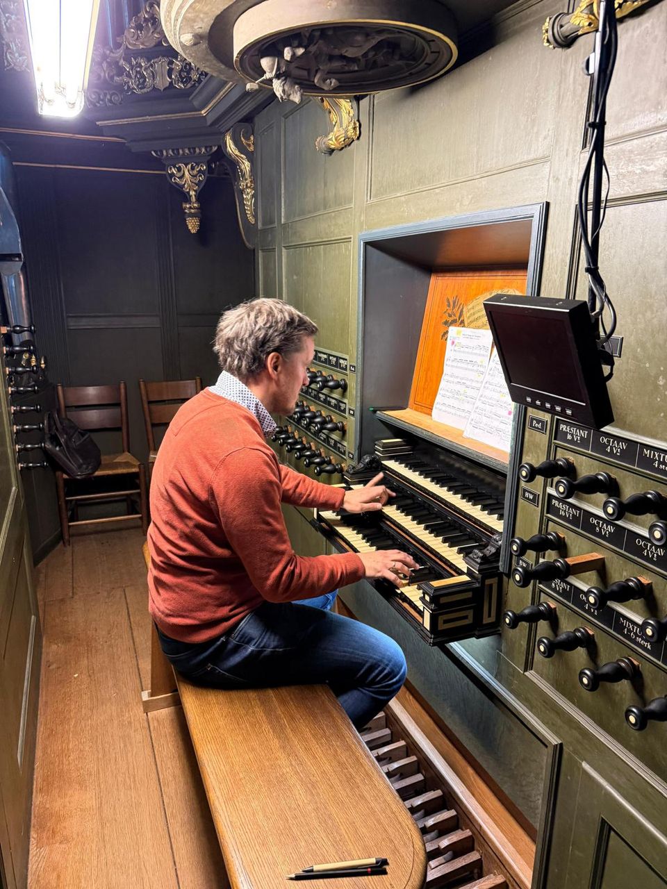 Foto links: Tobias Groeneveld ( eigen foto).
Foto midden: Tobias Groeneveld (eigen foto).
Foto links: Arp Schnitger-orgel Uithuizen, foto door Jelle Marseille.