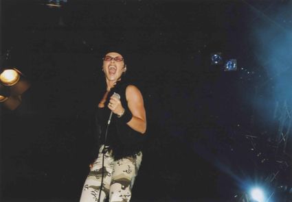 Beschrijving	32e Vierdaagsefeesten. Optreden van (?) op het podium aan de Waal
Datering	7/2001