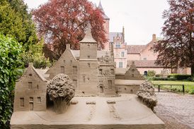 Expositie Zandsculpturen met als thema 'VREDE'