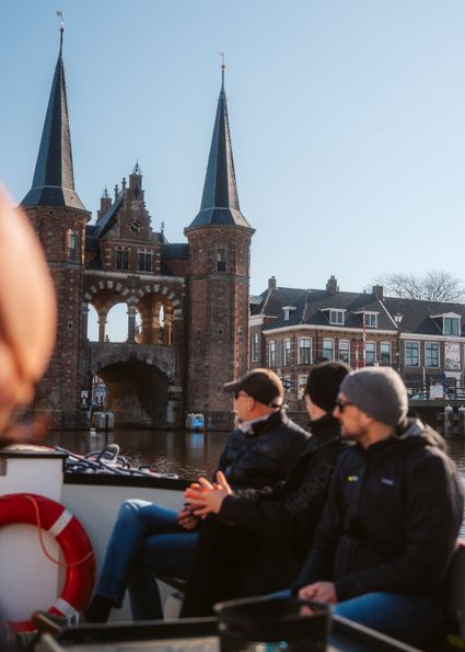 Rondvaarttocht in Sneek met de Waterpoort van Sneek op de achtergrond