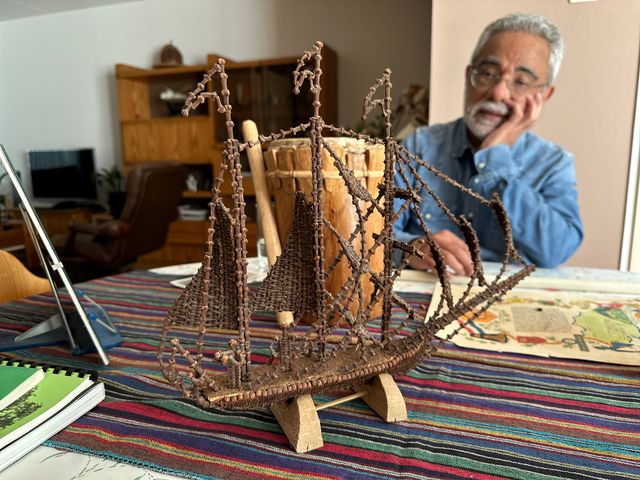 Ton met een schip gemaakt van cengkeh, kruidnagel.