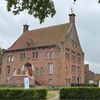 Stationsweg 1 in Grou: oude Raadhuis met rechts de ingang van het museum