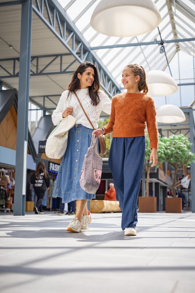Moeder en dochter winkelen in het Arendshof