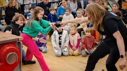 Meisje en vrouw proberen iets uit elkaar te trekken