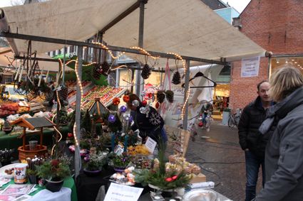 Evenement Kerstmarkt Woerden in de historische binnenstad van Woerden, Groene Hart. Gezellige kerstmarkt met sfeervol versierde marktkramen, kerstdecoraties, bezoekers en winkelstraat tijdens de winterperiode.