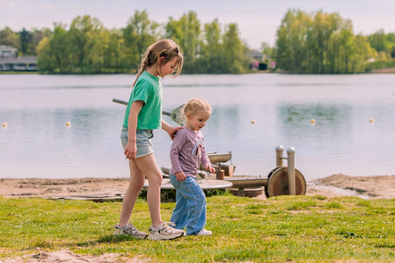 Zusjes lopen op het strand