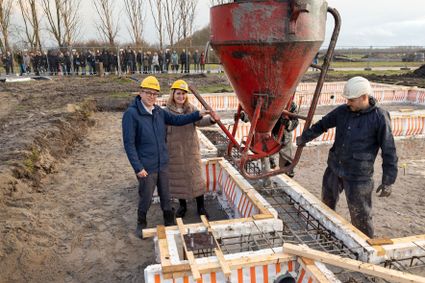 Wethouder Dennis Grimbergen  en projectmanager Warande, Ellen de Jong bij het project De Amandelbloem. Foto: Fotostudio Wierd