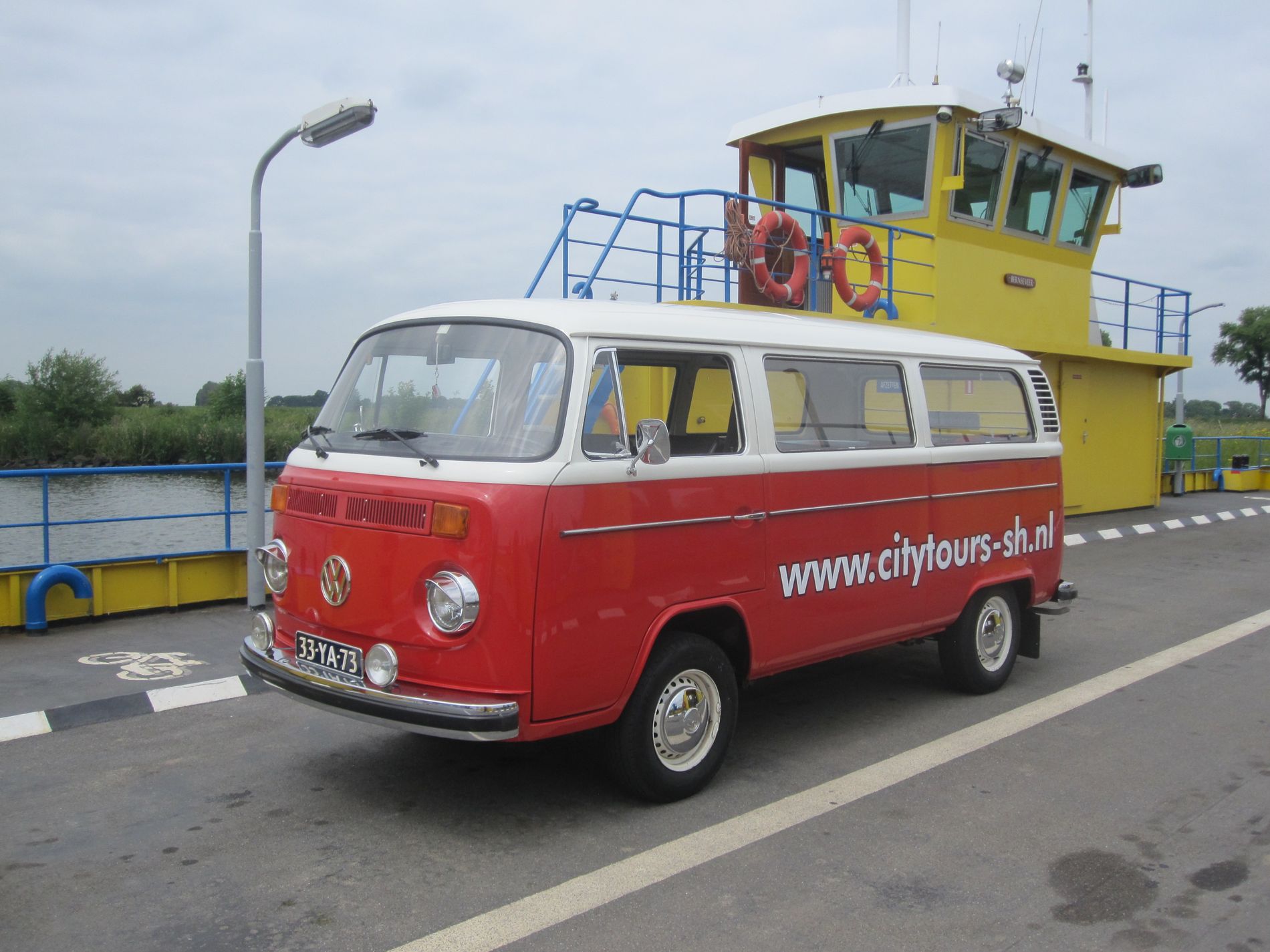 Volkswagenbusje op veerpont