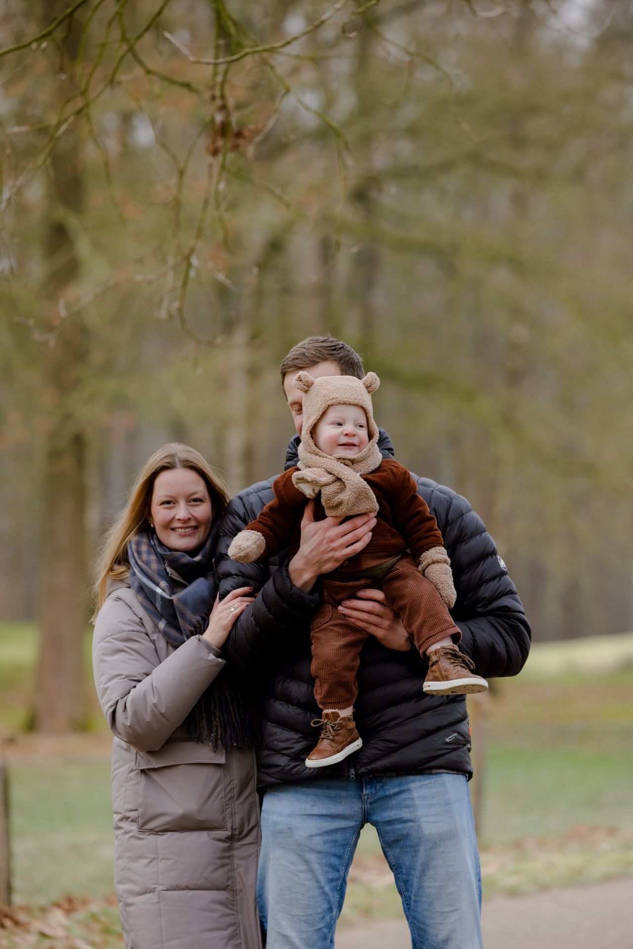 ouders aan het wandelen met baby