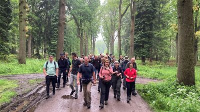 groep dauwtrappende wandelaars