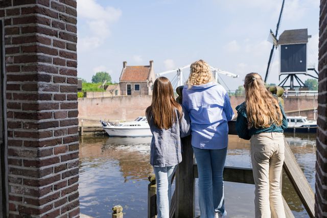 3 Kinder blicken während der Sprichwortwanderung auf den Stadthafen von Heusden