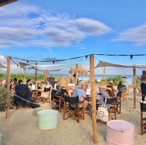 Mensen op het terras van Strandvier in Monnickendam