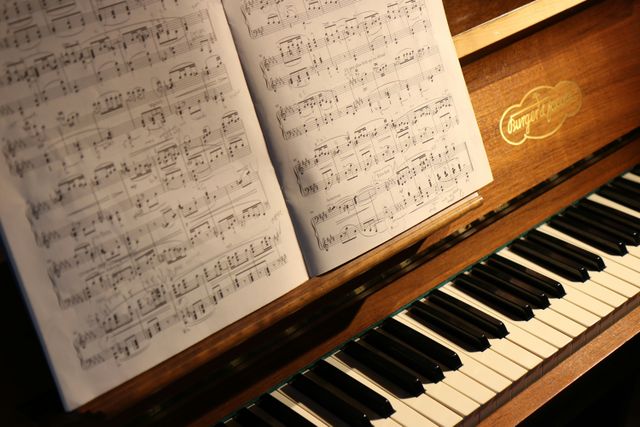 Muziekboek op piano