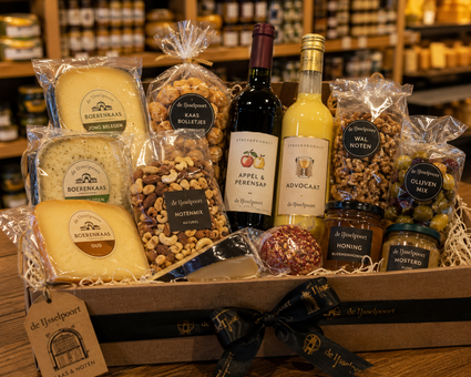 Streekproductenwinkel De IJsselpoort in Montfoort, Groene Hart, cadeaupakket met boerenkaas, noten, olijven, honing, mosterd, appel-perensap en advocaat uit het assortiment.