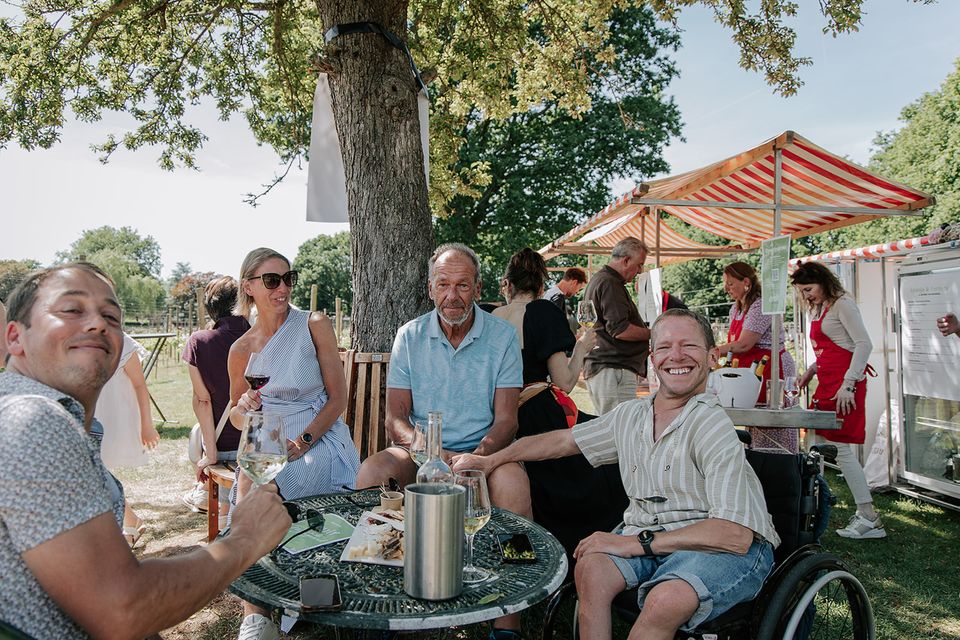 Groep borrelende mensen op Wijngaard Zonnestraal
